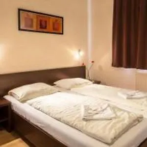 בודפשט Prater Residence Apartment 3*,
